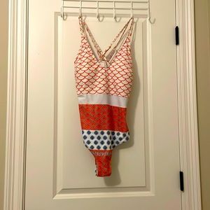 1x Cupshe bathing one piece bathing suit.